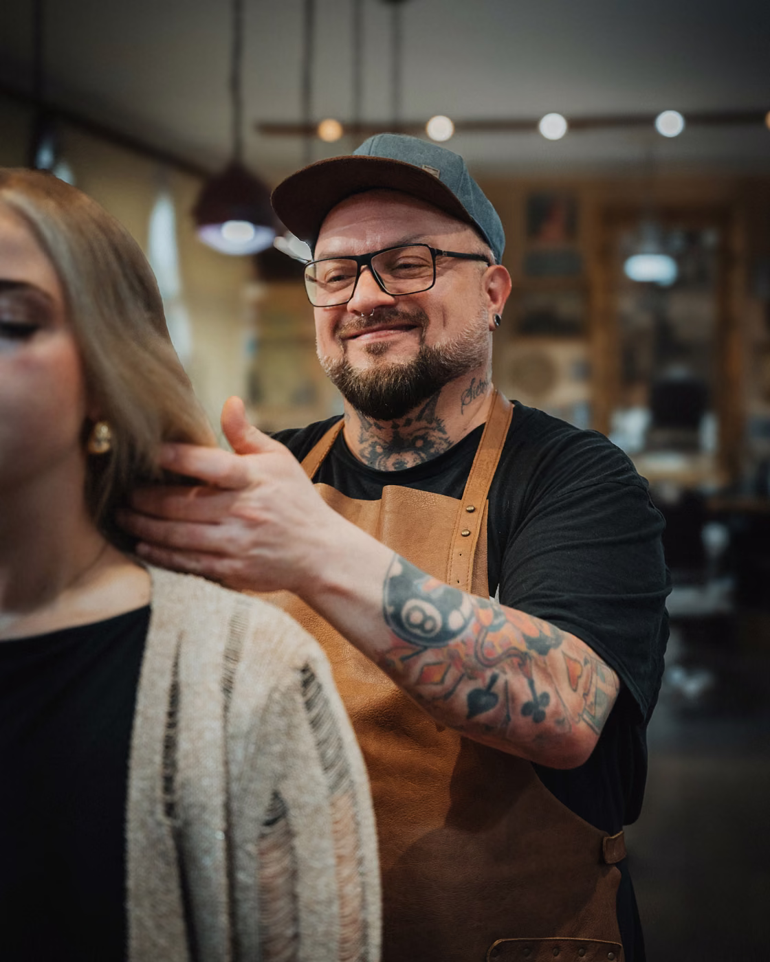 Michael Lewandowski beim Styling einer Kundin in Oldenburg, mit Schwerpunkt auf präziser Schnitttechnik